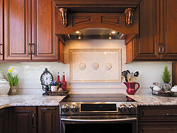 Traditional Kitchen With Center Island - Oven