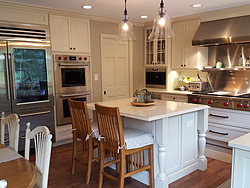 Traditional Kitchen With Built-In Seating Design