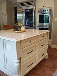 Traditional Kitchen With Built-In Seating - Island